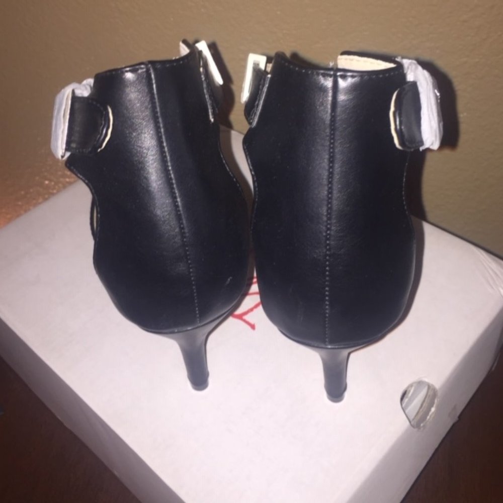 size 9 - Picture 2 of 7